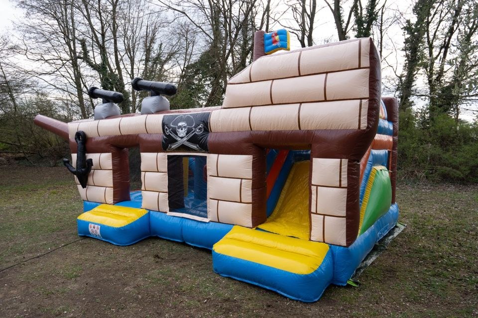 Hüpfburg Piratenschiff N mieten bei Hopp Hopp Hüpfburg Ennigerloh