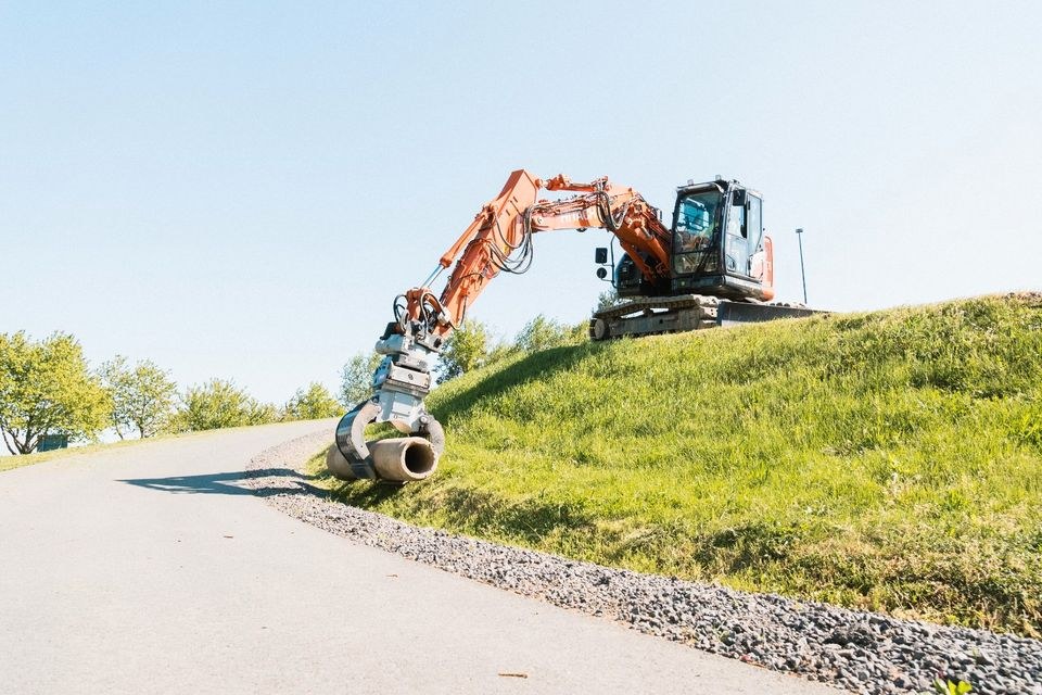 Hitachi ZX135 Bagger verstell Ausleger 16 mieten in Bischberg – 2