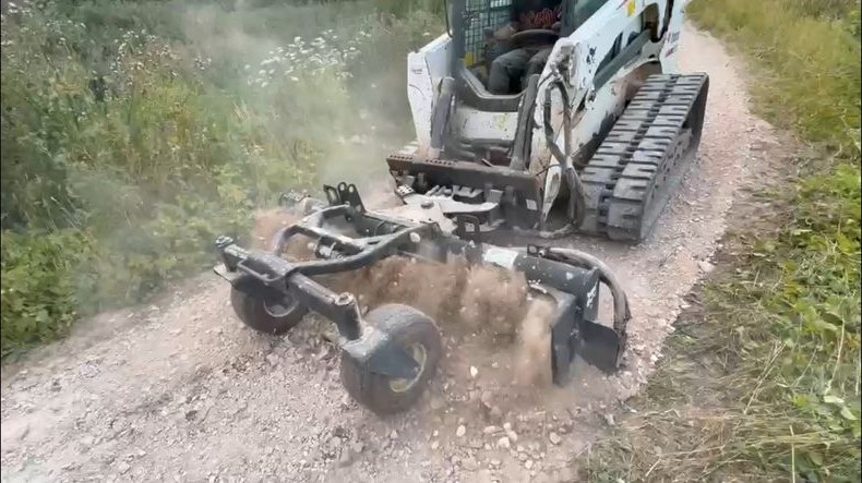 Kraftrechen Grader Anbaugerät Wegebau mieten bei Jäger Baumaschinen