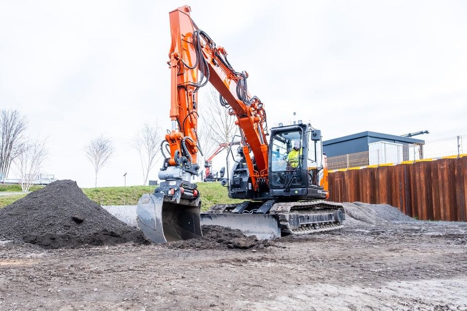 Hitachi ZX135 Bagger verstell Ausleger 16 mieten in Bischberg – 3