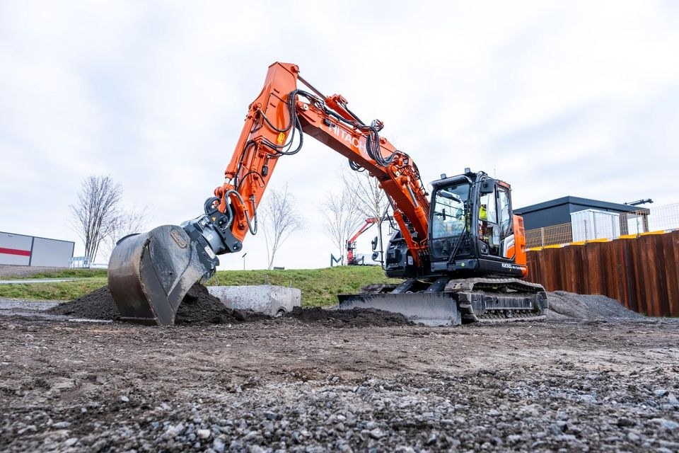 Hitachi ZX135 Bagger verstell Ausleger 16 mieten in Bischberg
