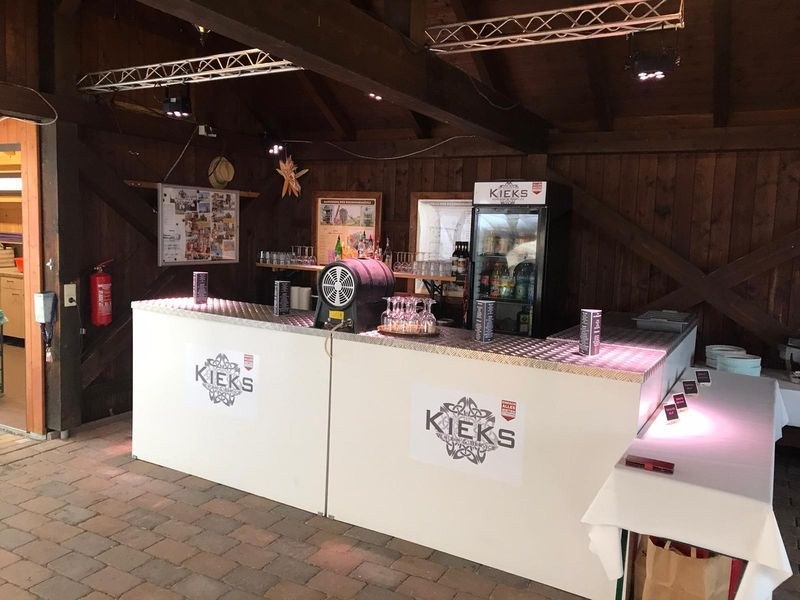Bar Ausschank Theke Kühlschrank Gläser mieten bei KIEKS Partyverleih