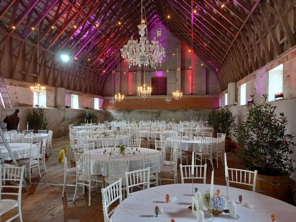 Stühle runde Tische Hochzeitsausstattung mieten bei KIEKS Partyverleih – 3