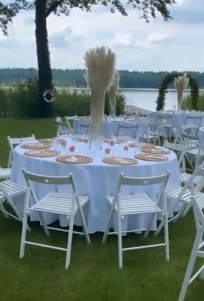 Stühle runde Tische Hochzeitsausstattung mieten bei KIEKS Partyverleih