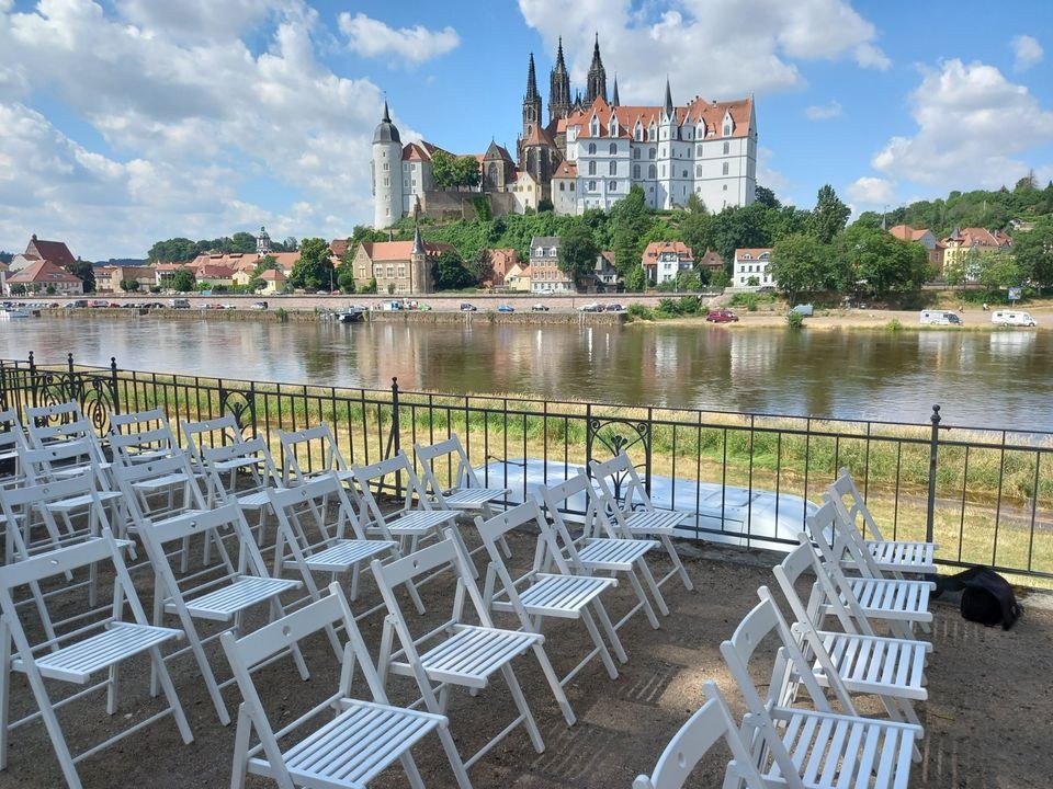 Stühle runde Tische Hochzeitsausstattung mieten bei KIEKS Partyverleih – 2