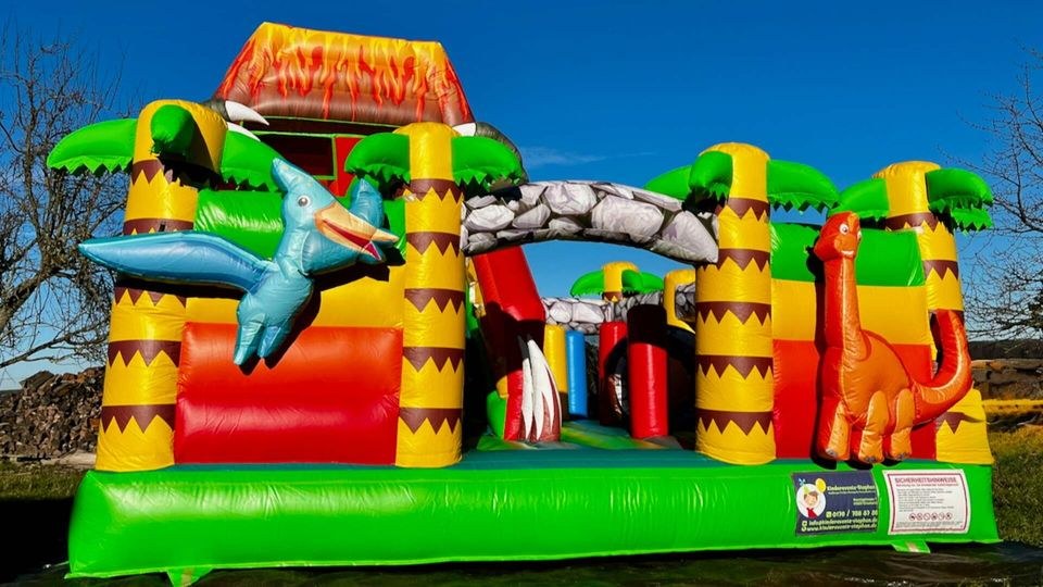 Hüpfburg Jurassic Jump Rutsche Multiplay mieten in Crostwitz