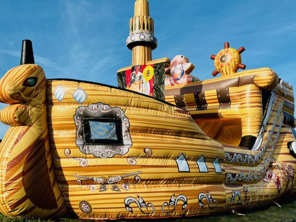 Hüpfburg Pirates Jump Rutsche Sprungfläche mieten in Crostwitz