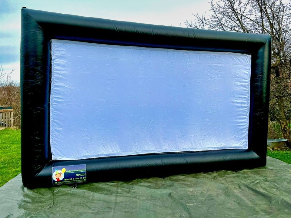 Aufblasbare XL Leinwand Beamer 4K mieten in Crostwitz