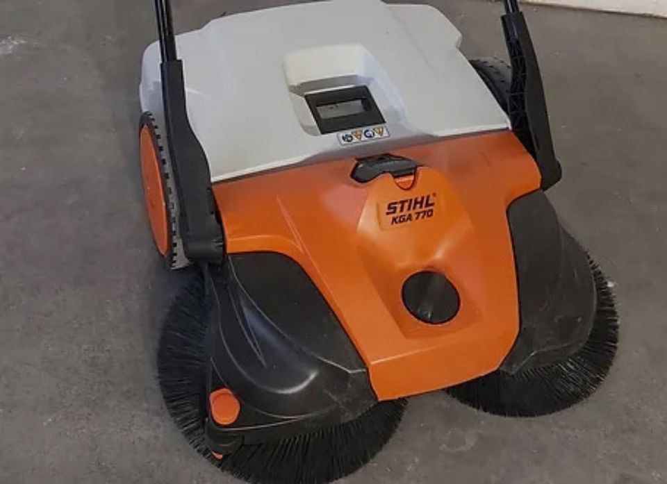 Stihl Akku Kehrmaschine KGA 770 mieten bei André Lommatzsch
