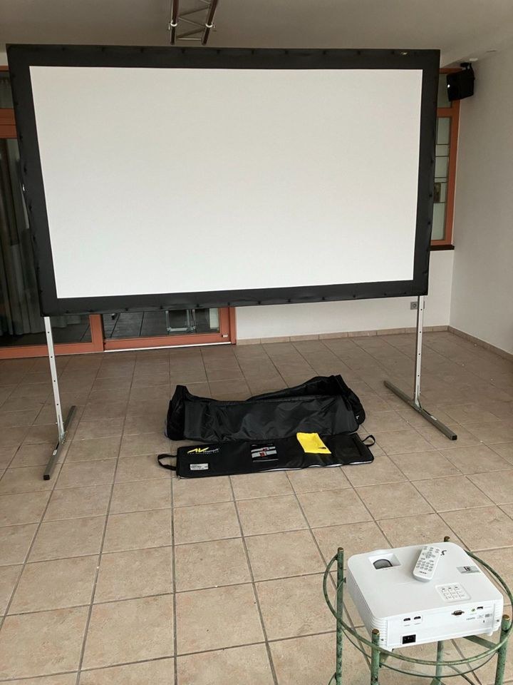 SET Beamer Leinwand mieten in Kissing – für Präsentation & Filmabend
