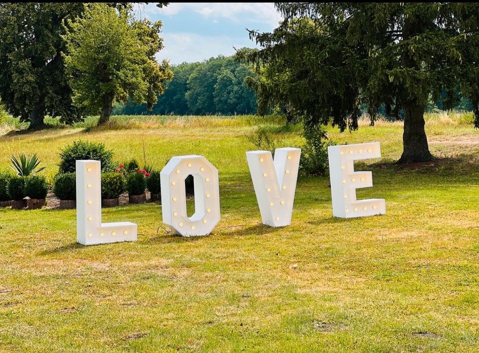 LOVE Schriftzug XXL Buchstaben Trauung mieten in Genderkingen