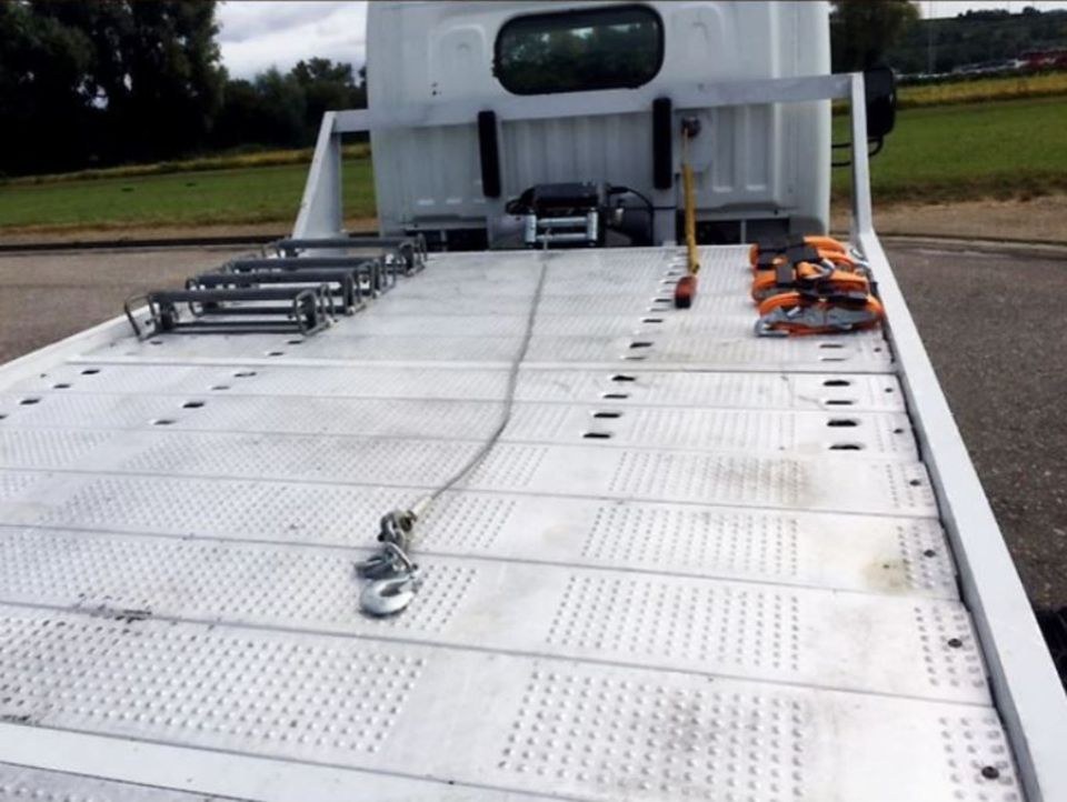 Abschleppwagen Nissan Cabstar mieten bei Mann Baumaschinen Rechtsform – 3