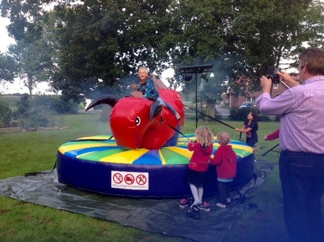 Kinderbullriding Rodeo Hüpfburg Bullriding mieten bei hüpf24 – 3