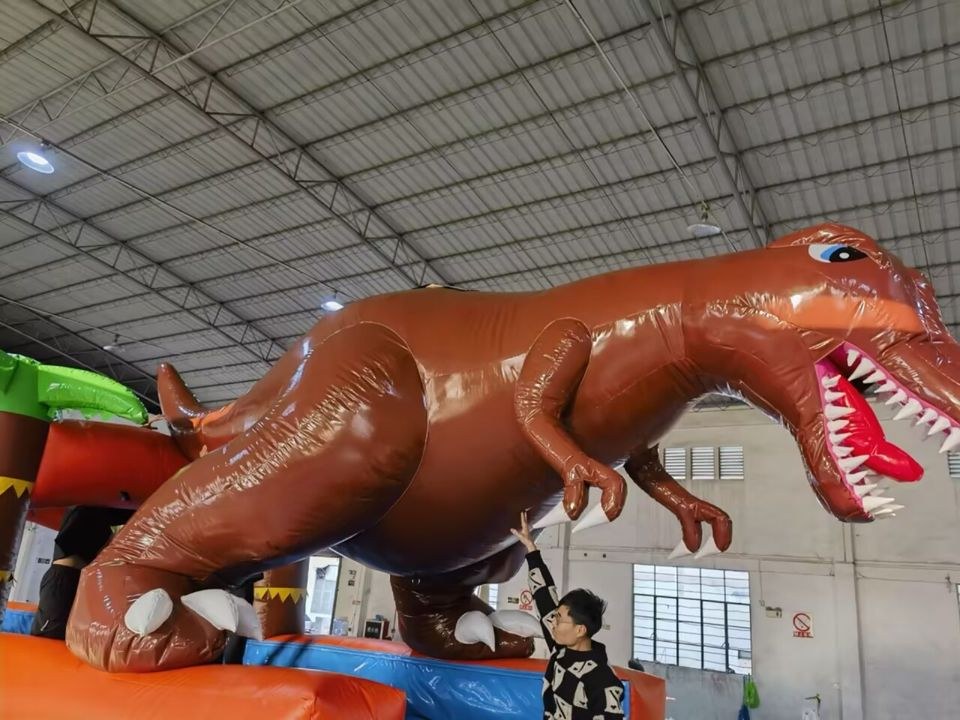 Dino Wasserrrutsche ähnl Hüpfburg mieten bei hüpf24
