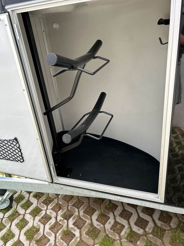 Pferdeanhänger Sattelkammer 100er Zulassung mieten in Adendorf – 2
