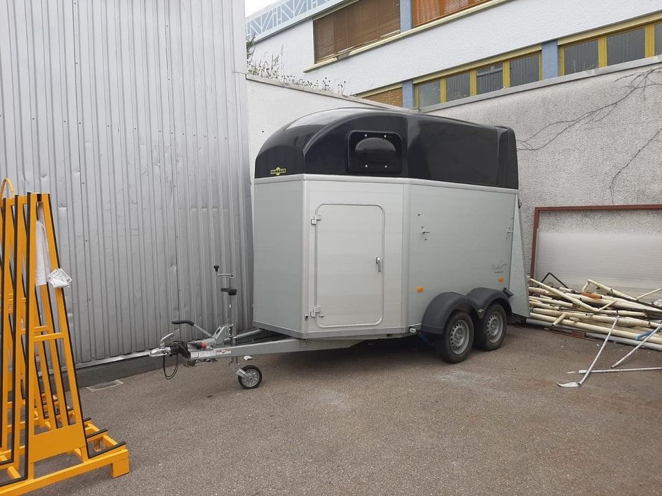 HUMBAUR Xanthos 2400KG Pferdeanhänger mieten in Sulzbach (Saar)
