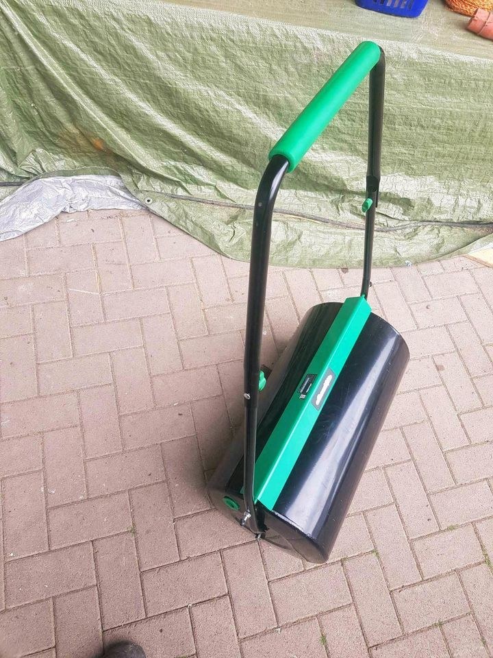 Rasenwalze Gartenwalze Saatgutstreuer Handwalze mieten in Edermünde – 2