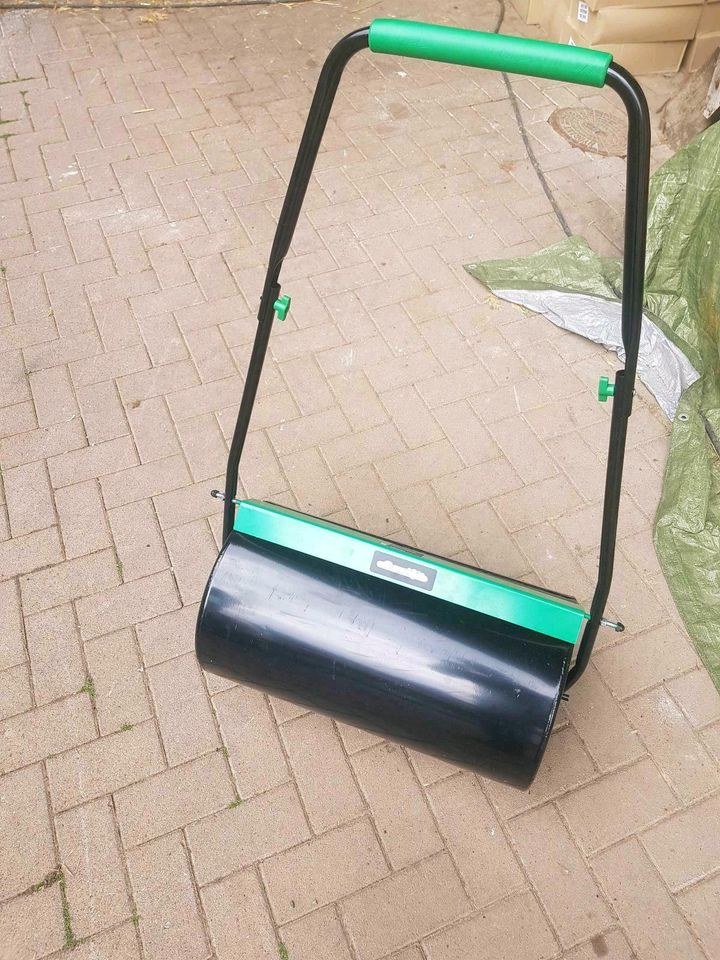 Rasenwalze Gartenwalze Saatgutstreuer Handwalze mieten in Edermünde – 4