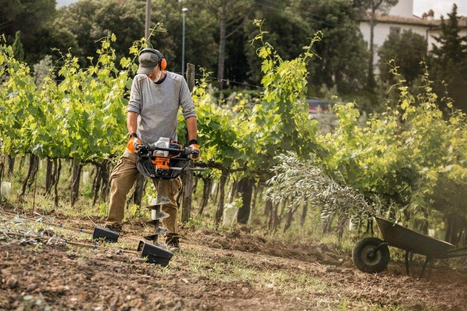 Erdbohrer Erdbohrgerät Stihl BT 131 mieten in Edermünde – 2