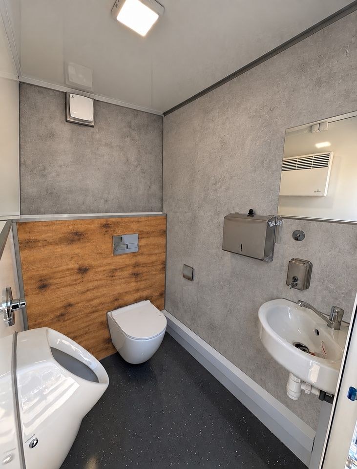 VIP Toilettenwagen WC Anhänger mieten bei Mietshop24 – 2