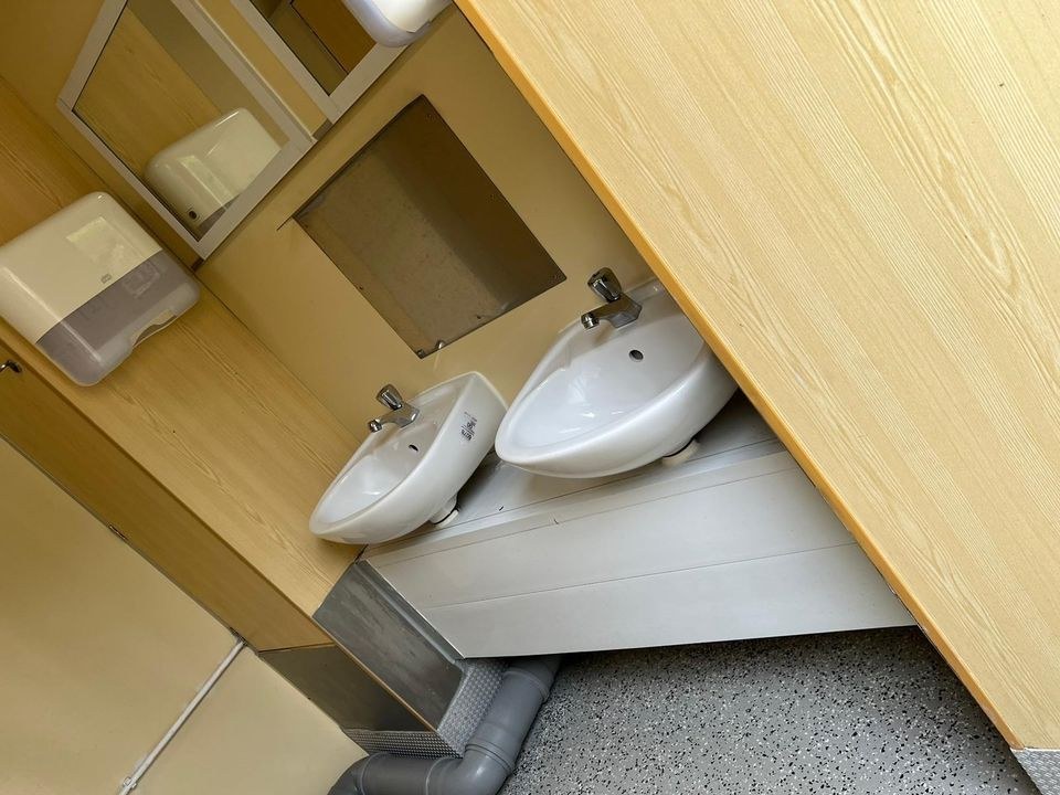 Toilette WC Klo Toilettenwagen Anhänger mieten bei Mister-Event de – 3