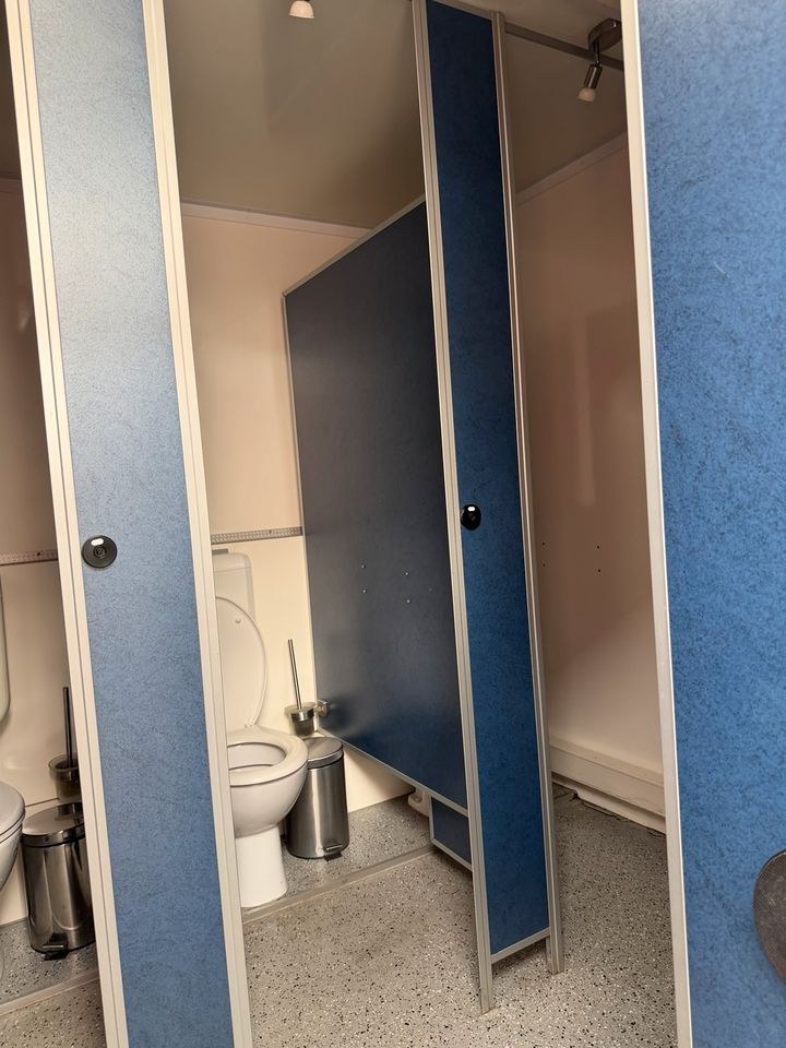 Toilettenwagen XXLToilettenanhänger WC klo mieten bei Mister-Event de – 3