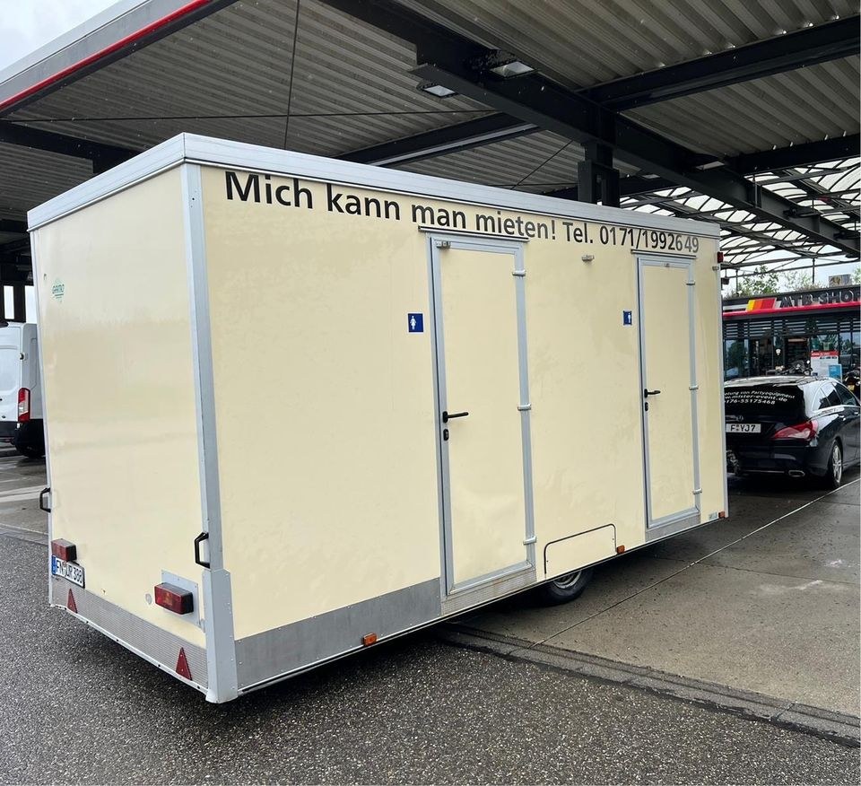 Toilette WC Klo Toilettenwagen Anhänger mieten bei Mister-Event de – 2