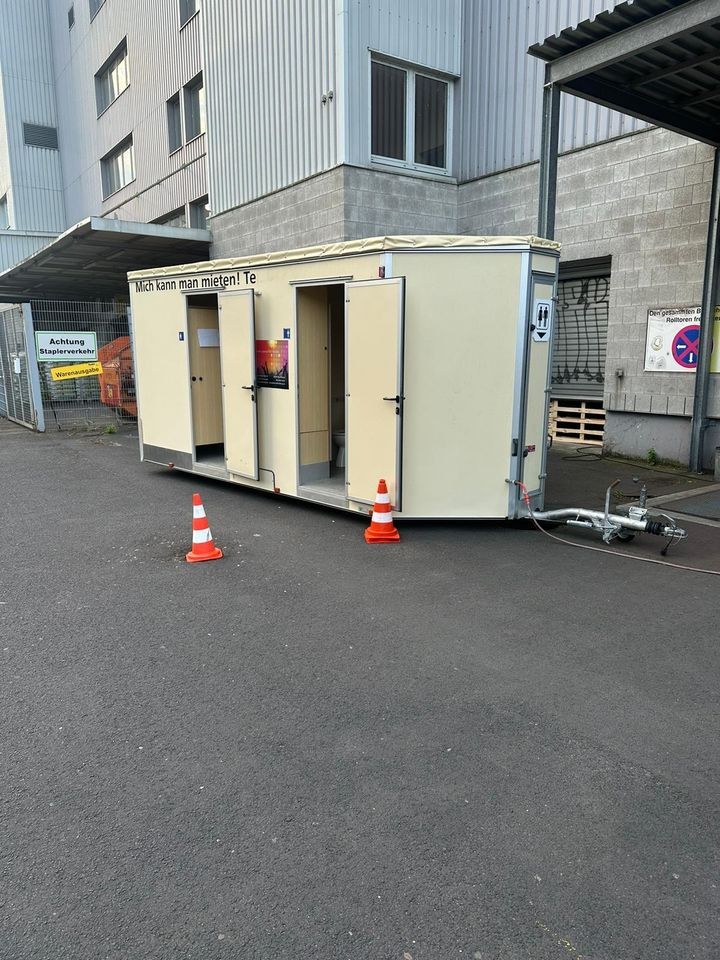 Toilette WC Klo Toilettenwagen Anhänger mieten bei Mister-Event de