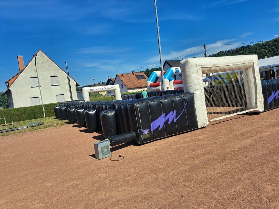Menschenkicker Fußballfeld Kicker hüpfburg mieten bei Mister-Event de