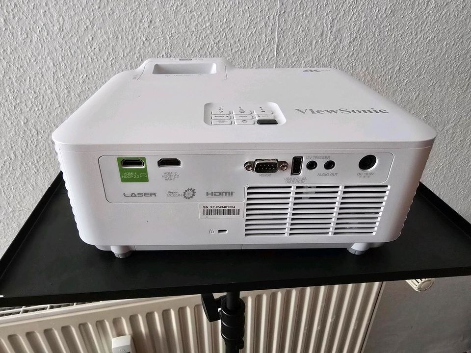 Laser Beamer 4K Leinwand Teufel Lautsprecher mieten in Herford – 2