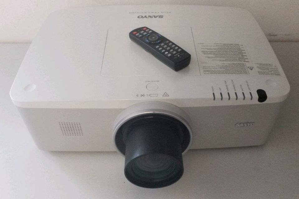 Beamer 5000 Lumen Sanyo PLC XM100L mieten in Bietigheim-Bissingen