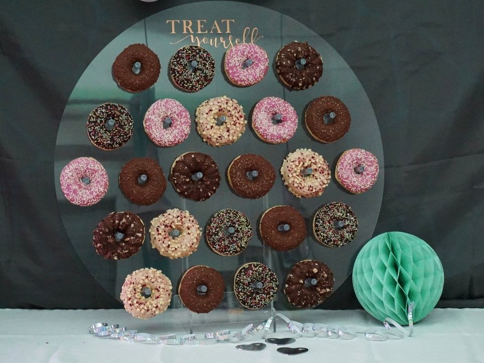 Donut Wall Donutwand 24 Donuts 63cm Ø mieten in Bietigheim-Bissingen
