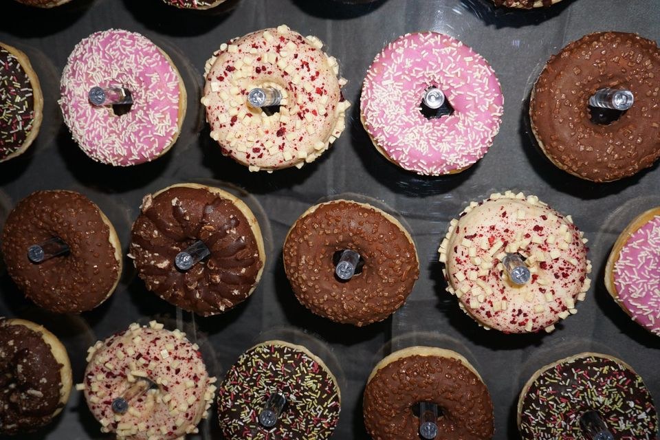 Donut Wall Donutwand 24 Donuts 63cm Ø mieten in Bietigheim-Bissingen – 3