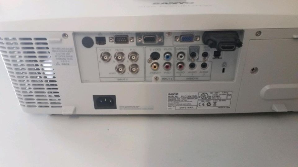 Beamer 5000 Lumen Sanyo PLC XM100L mieten in Bietigheim-Bissingen – 2