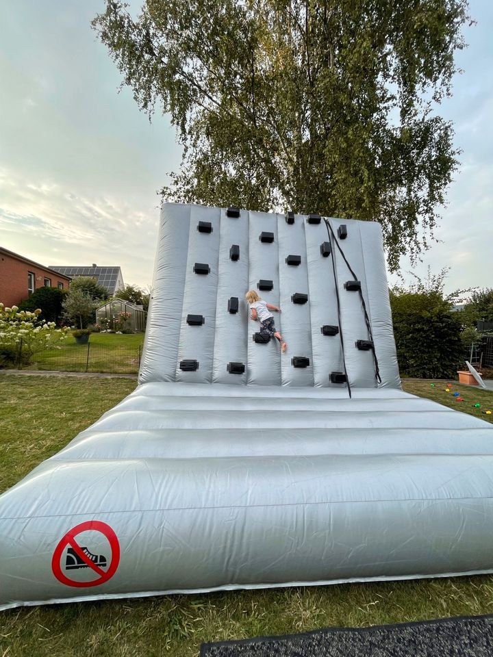 Kletterwand XXL Hüpfburg Kletterberg mieten bei Party DJ Fabrik" – 4