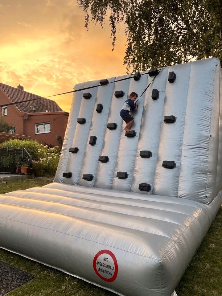 Kletterwand XXL Hüpfburg Kletterberg mieten bei Party DJ Fabrik" – 3