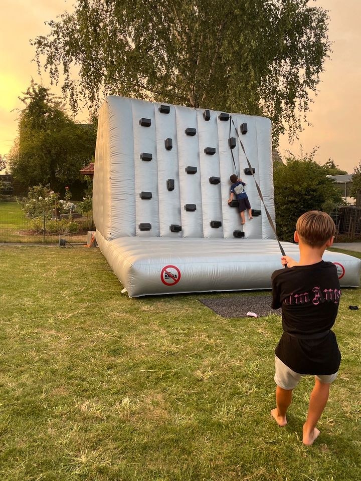Kletterwand XXL Hüpfburg Kletterberg mieten bei Party DJ Fabrik"