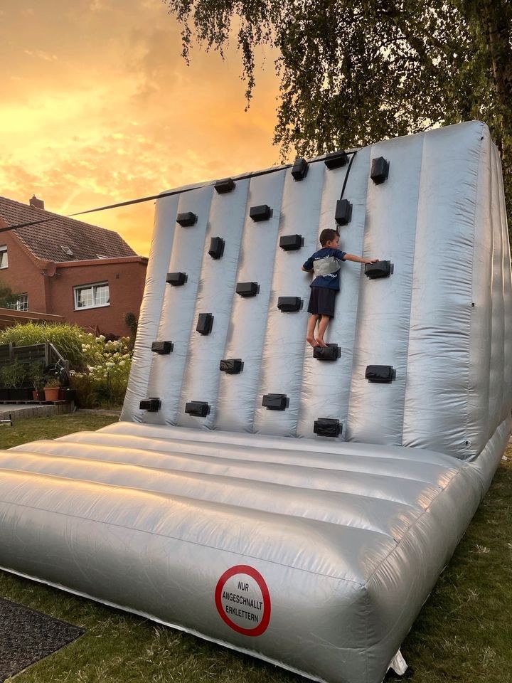 Kletterwand XXL Hüpfburg Kletterberg mieten bei Party DJ Fabrik" – 2