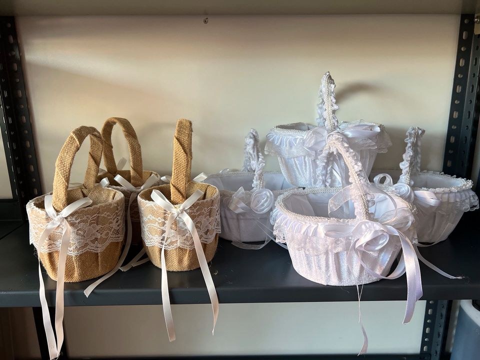 ❌Blumenmädchen Körbe weiß Vintage mieten bei Party DJ Fabrik"