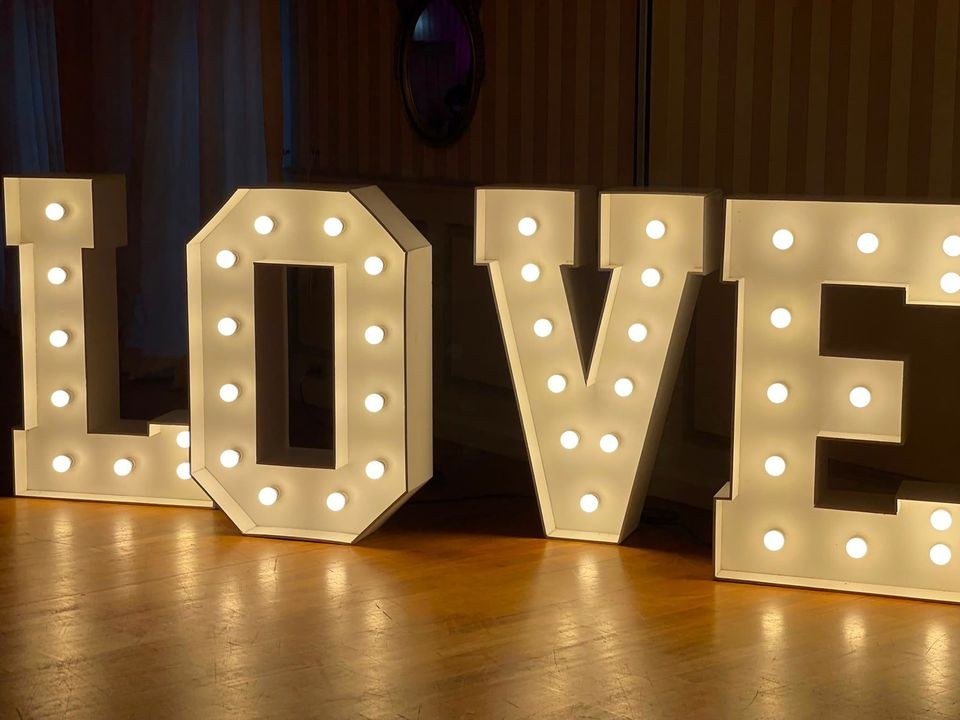 XXL Love Leuchtbuchstaben Foto Hintergrund mieten in Bad Oeynhausen – 3