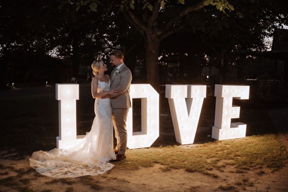 XXL Love Leuchtbuchstaben Foto Hintergrund mieten in Bad Oeynhausen