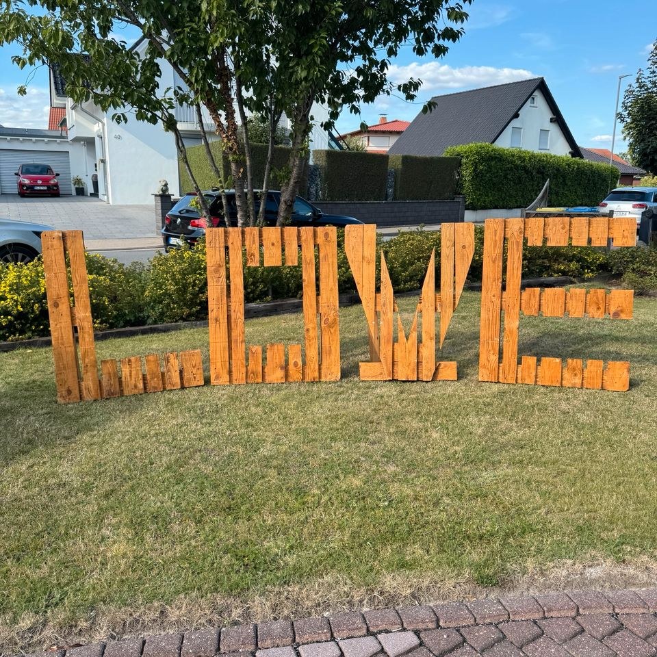 Braune beleuchtete XXL LOVE Buchstaben mieten in Bad Oeynhausen