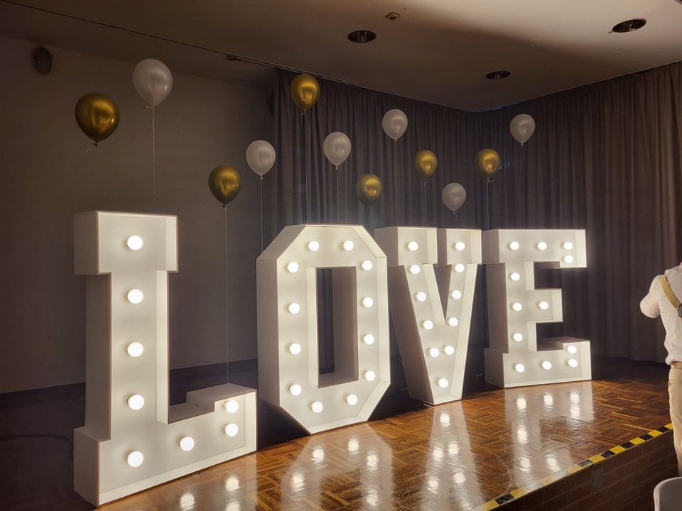 XXL Love Leuchtbuchstaben Foto Hintergrund mieten in Bad Oeynhausen – 4