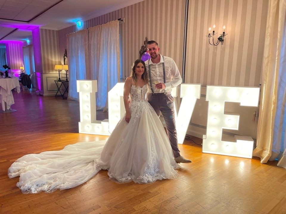 XXL Love Leuchtbuchstaben Foto Hintergrund mieten in Bad Oeynhausen – 2