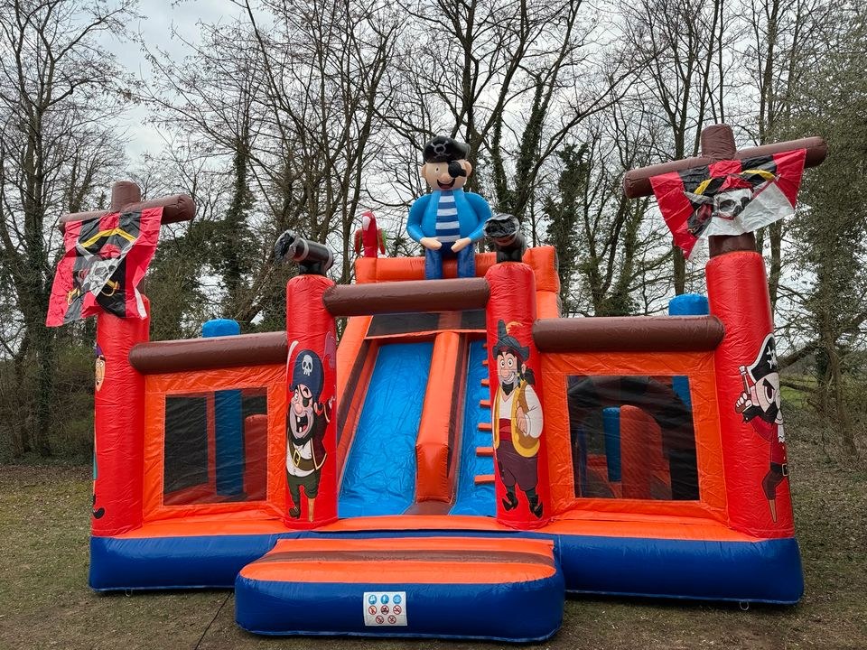 Profi Hüpfburg Piraten Insel mieten in Senne – Hüpfspaß für jede Feier