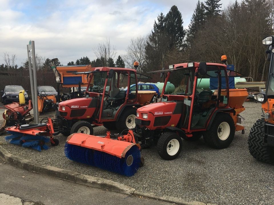 Winterdienst Fahrzeug Kommunal Traktor Hako mieten in Engstingen – 3