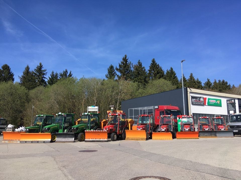 Winterdienst Fahrzeug Kommunal Traktor Hako mieten in Engstingen