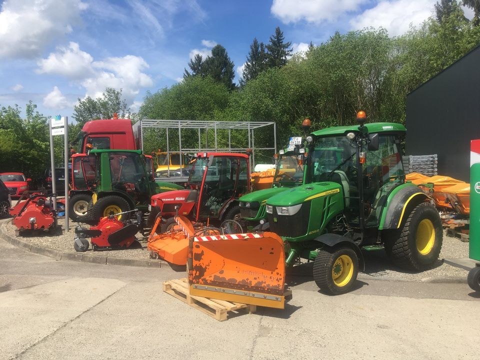 Winterdienst Fahrzeug Kommunal Traktor Hako mieten in Engstingen – 2