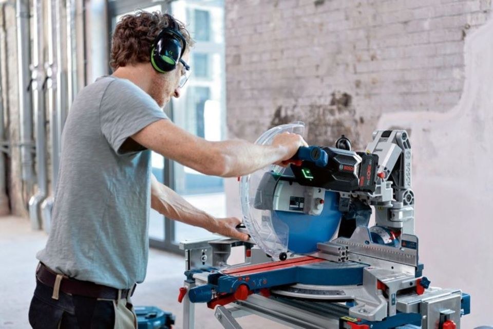 BOSCH GCM 18V 305 GDC PRO Akku Kapp Gehrungssäge mieten in Neuenstein – 4