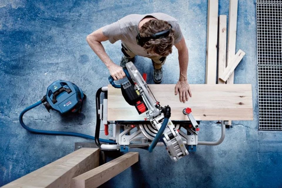 BOSCH GCM 18V 305 GDC PRO Akku Kapp Gehrungssäge mieten in Neuenstein – 3